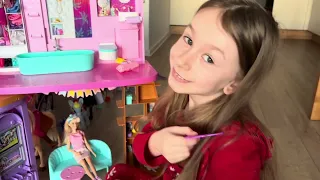 Барби: Веселые игры в домике Барби + Экскурсия! | Barbie: Fun Games in Barbie's Dollhouse + Tour!