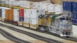 Very Long HO scale intermodal with UP and 4 DPU Engines