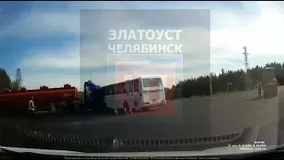 Момент ДТП бензовоза и автобуса попал на видео