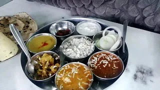 Дегустирую индийское блюдо, тали, в Ришикеше..