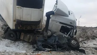 Жуткое дтп в липецкой области 31.01.2021г грузовик "Mercedes" раздавил "Ниву". Погибли двое человек.