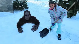 Выпало много снега! Огромная обезьяна застряла в снегу, а Хайди помогает ей выбраться