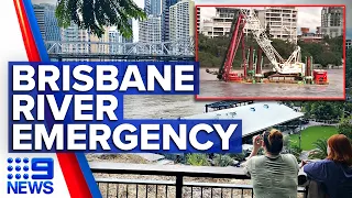 Evacuation warning as pontoon carrying crane breaks free of mooring in Brisbane | 9 News Australia