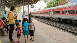 12823 CG Sampark Kranti Express Stop Amlai at No Signal