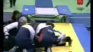 Gymnast Breaks Her Knee