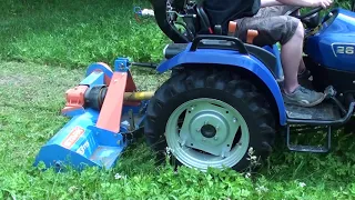 Traktor FARMTRAC compact a mulčovač STARK.