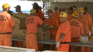 Inmates volunteer to fight US fires