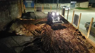 BobCat noturna carregando areia na caçamba FordCargo 1317