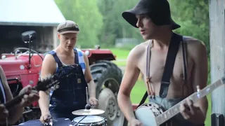 Steve ‘n’ Seagulls Thunderstruck