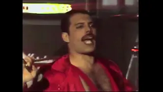 Freddie Mercury and his microphone   Show Must Go On MosCatalogue net