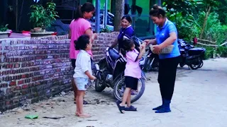 Share the love : Mai makes cakes in large quantities to share with children in the village