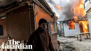 Ukraine shelling: residents and journalists in Irpin run from Russian bombardment