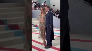 Robert Pattinson and Suki Waterhouse kiss at #METGala 2023