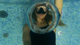 Girl making underwater bubble rings💙