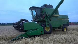 Gerst oogsten met John Deere 1188 Hydro 4 combine door loonbedrijf Dekker (2021)