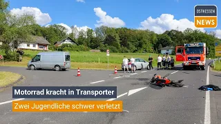 Motorrad kracht in Transporter, zwei Jugendliche (15 und 16) schwer verletzt