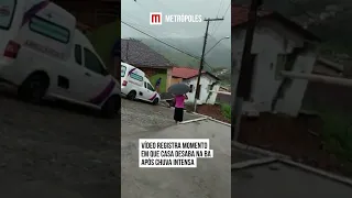 Vídeo registra momento em que casa desaba na BA após chuva intensa