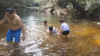 mandi di sungai rayu yang jernih. Alam yang indah