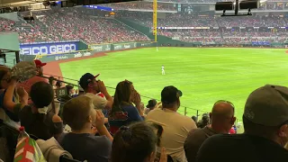 Texas Rangers fan gets instant karma for booing the Giants as Giants get a base hit