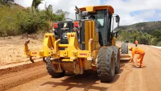 Patrol JOHN DEERE 670G cortando no piquete