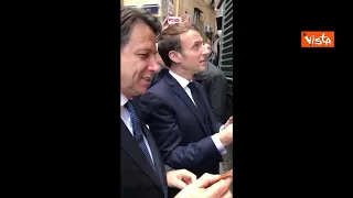 Conte e Macron a passeggio per Napoli, i passanti applaudono