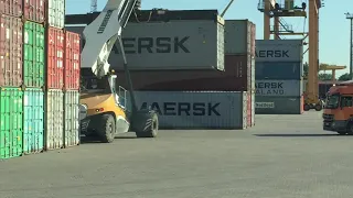 Погрузка контейнера в порту. Дальнобой. Санкт-Петербург.