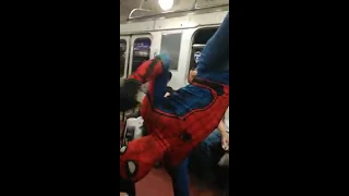 Человек-паук в метро Санкт-Петербурга.