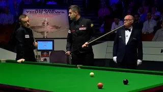 Mark Allen stands over Mark Selby to hurry him up