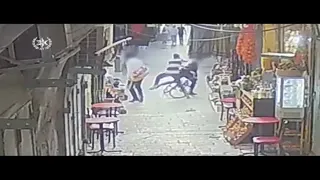 شاهد: طعن فلسطيني لإسرائيليين اثنين في القدس قبل مقتله على يد الشرطة الإسرائيلية