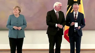 03.05.2022 - Frank-Walter Steinmeier, Angela Merkel & Ulrich Matthes - Bundesverdienstkreuz