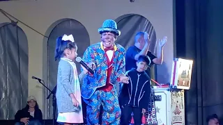 En Contla Tlaxcala, niña trolea a payaso. (Sin derechos en la música).