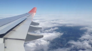 Полет на самолете  над облаками.*