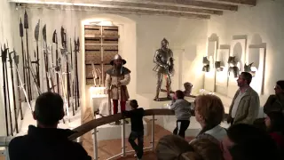 CHÂTEAU DE CASTELNAUD - Face à face avec un arbalétrier de la guerre de Cent Ans