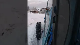 чистим снег на тракторе.