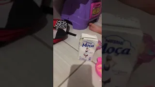 Alice trelando com leite condensado