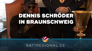 Basketballer Dennis Schröder trägt sich ins Goldene Buch von Braunschweig ein