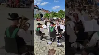 В Германии оркестр играет Прощание славянки на улице