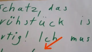 Verkaterter Mann liest Nachricht seiner Frau und traut seinen Augen nicht.