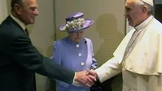 Queen Elizabeth and Pope Francis exchange gifts