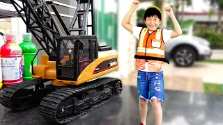 Yejun rides the electric train with his dad! Heavy equipment car toy for kids, Power Wheels Car Toy.