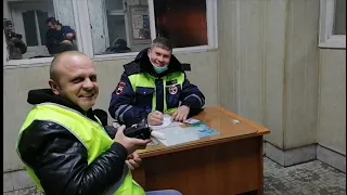 Оставляем заявление под чутким присмотром казака.