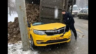 В Москве самосвал раздавил такси с людьми. ВИДЕО