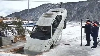 Пропавших безвести 20 лет назад, нашли на дне реки. 20年前に行方不明になった2人の恋人が、シベリアの川の底でダイバーによって発見されました。