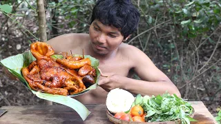 Survival In The Rainforest​  Cooking Pig Head   Yummy Pig Head Cooked Palm Sugar Recipe   BBQ Pig He