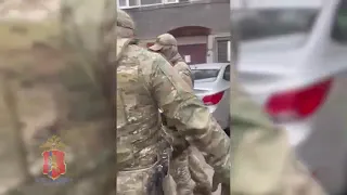 Поимку мужчины, который увел мальчика в Красноярске, сняли на видео