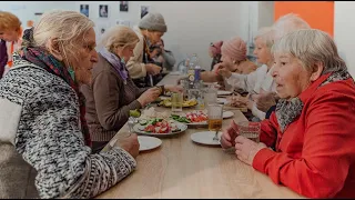Обед для бабушки и дедушки. В Челябинске открылось благотворительное кафе для пенсионеров