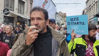 Kňaz Marián Kuffa na čele tisícového Pochodu za rodinu v Bratislave odrieka Otčenáš.