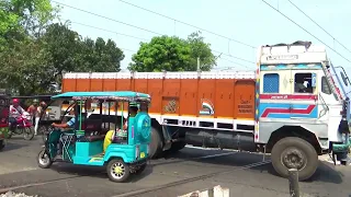 Traffic Jam Railgate : Dangerous Duronto Express Honking Speed Showing Moving Out Railgate