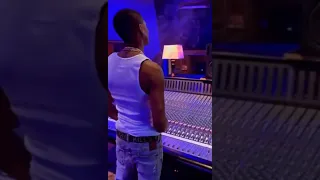 Wizkid previewing a new song
