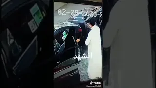 نصيحة لو صار لك ⁦‪حادث‬⁩ مع ⁦‪بنت‬⁩ اتصل على نجم وقفل القزاز ولا تنزل من سيارتك حتى ما يصير بك كذا😅